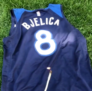 IPAK JE TO NEMANJA BJELICA: Navijač Minesote hteo da zapali njegov dres, ali umesto toga… (VIDEO)