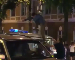 PRETERAO U SLAVLJU: Ludi Rus skakao po policijskom džipu i nije se dobro proveo! (VIDEO)