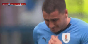 EMOCIJA JE NEVEROVATNA STVAR: Grizman izvodi slobodan udarac, a Urugvajac u živom zidu jeca od plača! (VIDEO)