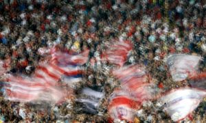 DELIJE NE ZABORAVLJAJU: Sinoć se u Trnavi orila zastava sa likom preminulog glumca (FOTO)