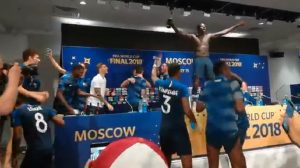 LUDNICA NA KONFERENCIJI: Reprezentativci Francuske prekinuli Dešana, i ‘okupali ga’ (VIDEO)