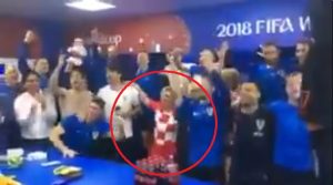 FOTO-UBOD: Svet se smeje predsednici Hrvatske, snimali je čak i gosti iz svečane lože – pa se ‘preselila’ u svlačionicu (FOTO) (VIDEO)