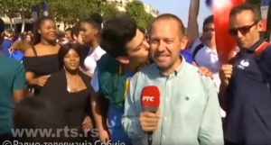 VELIKO SLAVLJE U PARIZU: Oduševljeni Francuzi ugledali kameru RTS-a i nasrnuli na srpskog reportera (VIDEO)