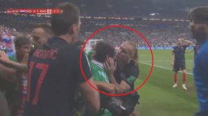 HAOS POSLE GOLA MANDŽUKIĆA: Domagoj Vida udario, pa izljubio foto-reportera pored terena – sada je jasno šta se desilo (VIDEO)