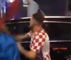 KAO MITROVIĆ DRON: Sukobili se Hrvati i Albanci, snimak Hrvata koji skida zastavu hit na internetu (VIDEO)