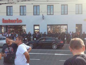 JOŠ MALO JE OSTALO: Jake policijske snage sačekale navijače Zvezde i imale poruku za njih, a oni odgovaraju pesmom širom grada (VIDEO)