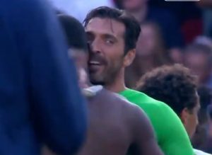 ‘ŠTA TI JE FUDBAL’: Bufon igrao sa francuskom legendom, a danas protiv njegovog sina – dres kao uspomena (VIDEO)