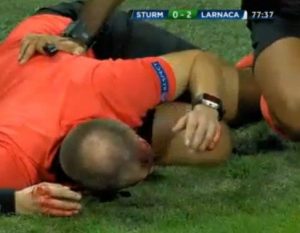 HOROR U GRACU: Navijači Šturma flašom ‘otvorili glavu’ sudiji, preti im izbacivanje! (VIDEO)