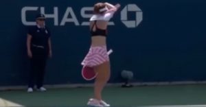 OVO SE NE VIĐA ČESTO: Teniserka skinula majicu na sred terena na US Openu, a onda je usledila kazna (VIDEO)