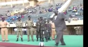 DOKAZ DA POLITICI NIJE MESTO U FUDBALU: Političar glumio fudbalera, pa se izblamirao (VIDEO)