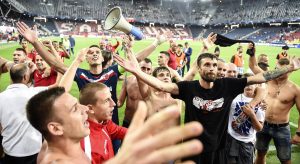 ‘ATMOSFERA ĆE BITI NEPODNOŠLJIVA ZA NJIH’: Pogledajte kako su Englezi dočekali vest o kazni za Zvezdu (FOTO)