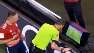 ŽELEO DA DELI PRAVDU: Sudija ‘odgurnuo’ Riberija kada je pokušao da sa njim gleda VAR snimak (VIDEO)