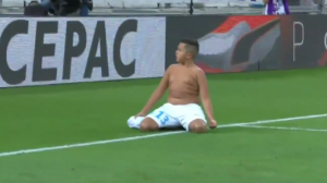 BUCKO, TI SI CAR: Klinac dao gol, skinuo dres i klizao na kolenima sa sve stomačićem – a sve u čast pokojnog oca (VIDEO)