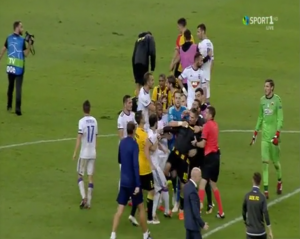 SKANDAL POSLE MEČA U ATINI: Hrvat šutnuo Danka Lazovića u grudi, odmah je prišao i Marko Nikolić! (VIDEO)