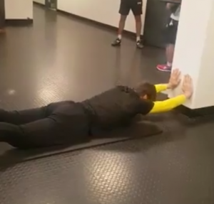 ISPRED SVLAČIONICE: Pogledajte na kakav način se zagreva Vladimir Stojković pred meč u Danskoj (VIDEO)