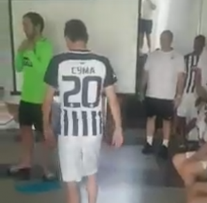 KAPITEN DIRIGUJE RASPOLOŽENJE: Pogledajte kako Saša Ilić u dresu Sume zabavlja saigrače (VIDEO)