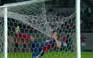 JESTE LI VIDELI POTEZ DANKA LAZOVIĆA: Promašio je penal, okačio se za mrežu i – potpuno je pokidao! (VIDEO)