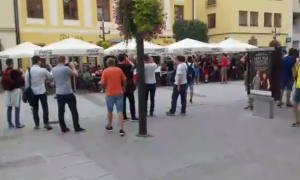 GRMI U TRNAVI: Delije okupirale grad, odjekuju poruke za UEFA, a na ulicama ih čekaju oklopna vozila (FOTO) (VIDEO)