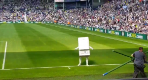 ‘RECITE DA OVO NIJE ISTINA’: Poznati engleski klub dobio bizarnu maskotu – ogroman bojler! (FOTO) (VIDEO)