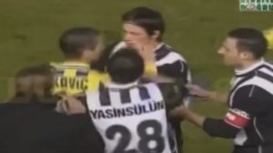 UVERTIRA ZA SUTRA: Ovako se Bata Mirković sam ustremio na fudbalere Bešiktaša (VIDEO)