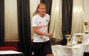 PRED SRPSKIM NOVINARIMA: Domagoj Vida u Humskoj govorio o Partizanu, ali i par reči o spornoj kafani (FOTO)