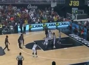 INCIDENT U VENECUELI: Bivša NCAA zvezda otela sudiji loptu, pa publici pokazala srednji prst (VIDEO)