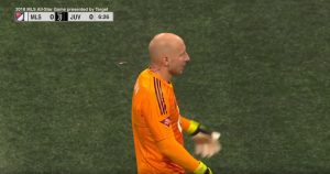 REVOLUCIONARNO: Bred Guzan tokom utakmice sa Juventusom davao intervju i branio (VIDEO)