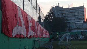 TRIBINA VEĆ PUNA: Ovo će biti jedan od najgledanijih treninga Zvezde, u prvom planu transparent Delija (FOTO-UBOD)