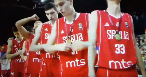 SNIMAK ZA ANALE: Srbija na krovu Evrope, zastava na vrhu, tri prsta na grbu i gromoglasno ‘Bože pravde’ (VIDEO)