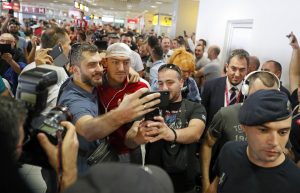 AERODROM KRCAT: Veliki broj navijača dočekao fudbalere Crvene zvezde! (VIDEO) (FOTO)