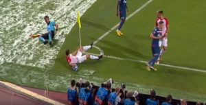 UMALO POVREDA: Nezgodan pad, pomoćni sudija proklizao na podlozi Marakane i završio na podu (VIDEO)