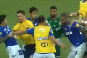KAD POLETE FUDBALERSKE PESNICE: Opšta tuča na terenu u Brazilu (VIDEO)