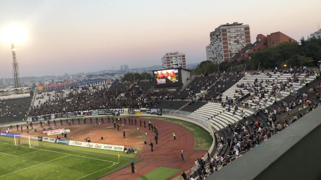 JOŠ MALO JE OSTALO DO DERBIJA: Okolina stadiona u kolapsu, sever je pun, Partizanovi navijači polako pristižu (FOTO)(VIDEO)