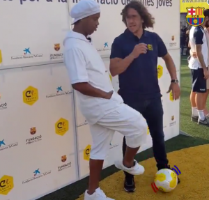 BARSIN HIT SNIMAK: Ronaldinjo ‘sašio suknjicu’ Pujolu – legendarnom štoperu nije bilo svejedno (VIDEO)