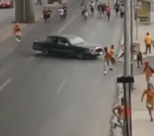 STRAVIČNO: Sukobili se navijači pred derbi i kolima gazili jedni druge! (VIDEO)