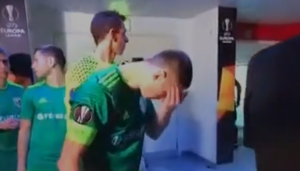 ODVRATNO: Kapiten Vorskle se umio svojom pljuvačkom (VIDEO)