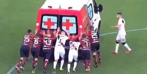 NEVEROVATNA SCENA: Kola hitne pomoći se pokvarila na terenu, a onda su igrači morali da pripomognu (VIDEO)