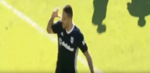 ‘SRPSKA ZVER’: Mitrović razgrnuo čuvara, nije odustao – i nastavio seriju golova u Premijer ligi (VIDEO)