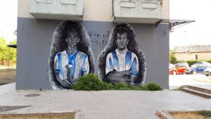 JEDNA OD ONIH PRAVIH, FUDBALSKIH PRIČA:  Kao Pele, Romario i Garinča u Riju, jedna zgrada u Draču postala najlepša u Podgorici zbog murala Savićevića i Gašića