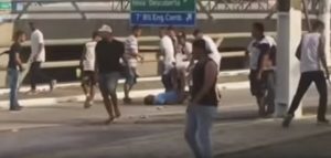 MUČNE SCENE U BRAZILU, VODITELJKI UMALO POZLILO: Polumrtvog navijača prvo šutirali u glavu pa opljačkali