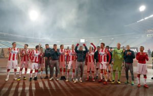 DELIJE ISPRATILE IGRAČE U PARIZ: Navijači Crvene zvezde poslali ‘specijalnu poruku’ Nejmaru (VIDEO)