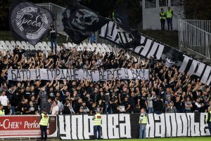 GROBARI POSLALI PORUKU: Navijači Partizana opleli po upravi, uvrede za čelnike (FOTO)