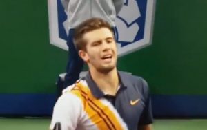 NE MOGU MU NIŠTA: Hrvat se ‘uplašio’ odbrane Novaka, loptu sa mreže poslao u aut i počeo da psuje (VIDEO)