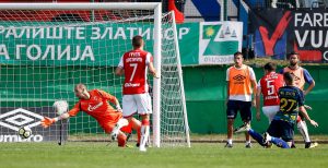 HLADAN TUŠ: Zemun vodi protiv Crvene zvezde u Gornjoj Varoši, veliki kiks prethodio golu (VIDEO)