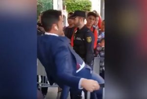 PAD KAO NA LEDU: Golman Atletiko Madrida doživeo peh pred navijačima (VIDEO)