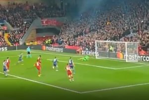 ODBRANA KOJU ĆE PAMTITI: Ovako je sa tribina Enfilda izgledao ‘dvoboj’ Manea i Borjana sa 11 metara (VIDEO)