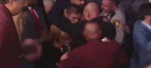 HAOS U VEGASU: Habib pobedio, pa preskočio kavez i nasrnuo na Konorovog trenera, u ring uleteo i njegov kolega, a regaovala je i policija (VIDEO)