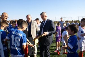 INFRASTRUKTURA SVE BOLJA: FSS Leskovcu podario prvi teren sa veštačkom travom (FOTO)