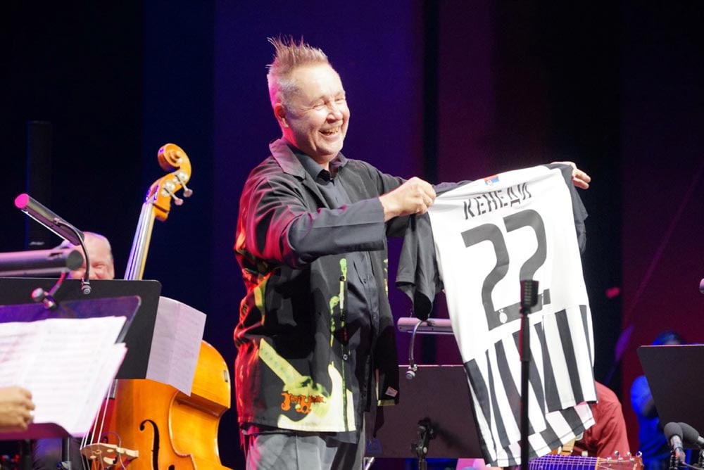 CRNO-BELI VIOLINISTA: Jedan od najvećih umetnika današnjice na sred bine raširio dres Partizana (VIDEO)