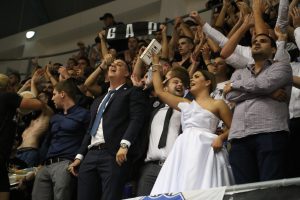 OVO SE ZAISTA RETKO VIĐA: Mladenci izašli sa svadbe kako bi bodrili Partizan (FOTO)